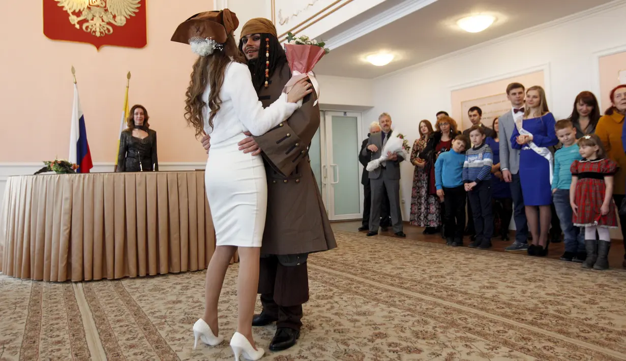 Yesakov dan Anastasiya berdansa usai resmi menjadi pasangan suami-istri di selatan kota Stavropol, Rusia, (5/2/2016). Yesakov melakukan ini tanpa sepengetahuan calon istrinya, Anastasiya. (REUTERS/Eduard Korniyenko)
