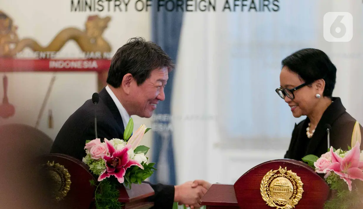 Menteri Luar Negeri, Retno Marsudi (kanan) berjabat tangan dengan Menteri Luar Negeri Jepang Motegi seusai memberi pernyataan di Gedung Kemlu, Jakarta, Jumat (10/1/2020). Kunjungan membahas kerjasama di bidang investasi termasuk pengembangan pulau terluar seperti Natuna. (Liputan6.com/Faizal Fanani)