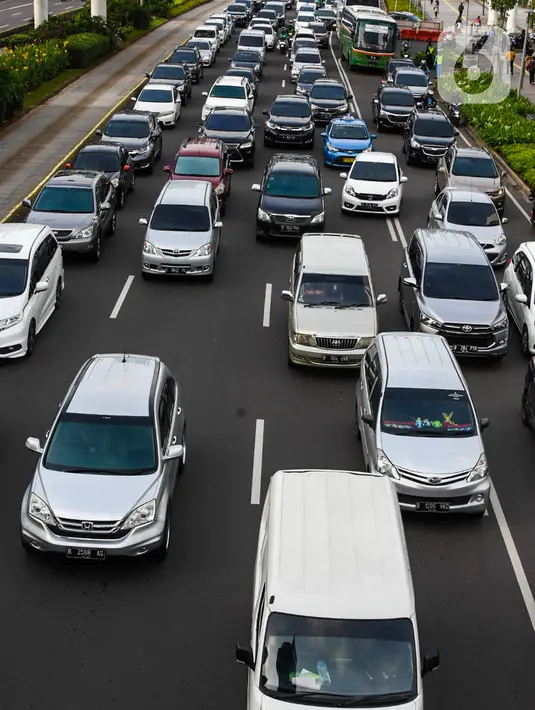 Sejumlah mobil melintas di jalan Sudirman, Jakarta, Senin  (10/2/2020). Pada tahun 2019, industri otomotif nasional mengalami penurunan penjualan, terutama kendaraan komersial yang turun 18, 26 persen atau sekitar 94.000 unit. (Liputan6.com/Angga Yuniar)