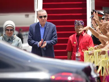 Presiden Turki Recep Tayyip Erdogan didampingi istrinya Emine tiba di Bandara Internasional Ngurah Rai menjelang KTT G20 di Bali, Indonesia, Senin (14/11/2022). Presiden Turki Recep Tayyip Erdogan tiba di Bali untuk menghadiri Konferensi Tingkat Tinggi (KTT) G20 Bali. (AP Photo/Firdia Lisnawati )
