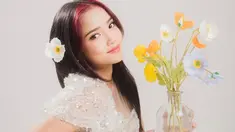 Baru-baru ini Fuji melakukan pemotretan terbarunya bersama fotografer Aldo Sinarta. Berdandan cantik banget, Fuji tampil bak gadis telenovela. Bagaimana tidak, ia yang biasa tampil kasual dan sedikit tomboi kini berubah jadi anggun dengan rambut panjang.(Liputan6.com/IG/@fuji_an)