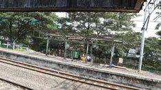 Suasana bangunan Stasiun Mampang di kawasan Menteng, Jakarta, Senin (9/4). Stasiun yang telah dinonaktifkan pengoperasiannya, kini kondisinya terbengkalai serta kumuh karena dijadikan tempat tinggal sejumlah tunawisma. (Liputan6.com/Immanuel Antonius)