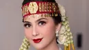 Untuk acara mangadati, MUA Marlene Hariman menciptakan look yang elegan dan bold. Hal ini juga menggambarkan perempuan khas Batak yang lugas dan tegas serta lembut. [Foto: Instagram @marlenehariman]