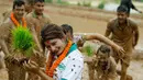Para pemuda bermain lumpur sawah saat merayakan Asar Pandra atau hari menanam padi di Distrik Dhading, Nepal, Minggu (30/6/2019). Umat Hindu Nepal menganggap Asar Pandra sebagai hari baik untuk menanam padi. (AP Photo/Niranjan Shrestha)