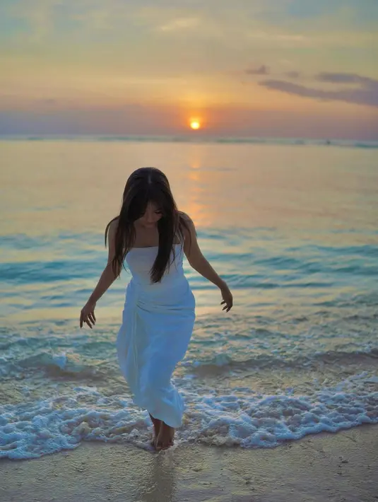 Di beberapa foto, Fuji juga terlihat naik kuda di pantai dengan kaki telanjang. [Foto: Instagram/fuji_an]