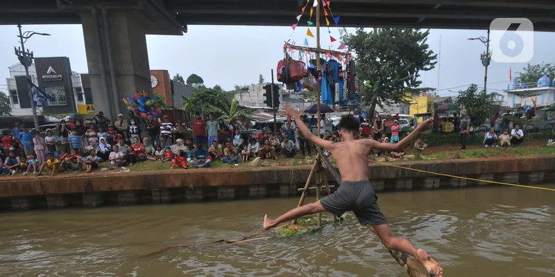 Lomba titian bambu dan gebuk bantal di aliran Kalimalang