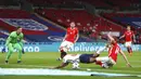Pemain Inggris Raheem Sterling dilanggar oleh pemain Polandia Michał Helik yang menghasilkan penalti pada pertandingan Grup I kualifikasi Piala Dunia 2022 di Stadion Wembley, London, Inggris, Rabu (31/3/2021). Inggris menang dengan skor 2-1. (Catherine Ivill, Pool via AP)