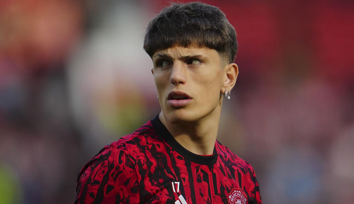 Sebagai negara dengan kultur sepak bola yang kental, Spanyol banyak dihuni para pemain berkualitas dari tahun ke tahun. Hal ini tentu menjadikan persaingan internal antar-pemain dalam skuad Timnas Spanyol baik di level junior hingga level senior. Situasi ini menjadikan peluang bagi para pemain kelahiran Spanyol yang memiliki garis keturunn negara lain namun gagal bersaing untuk meninggalkan Timnas Spanyol dan memilih membela timnas dari negara keturunannya. Seperti 5 pemain berikut ini. (AP Photo/Jon Super)