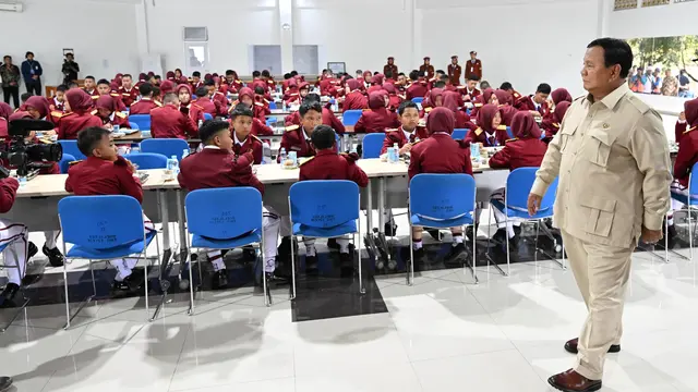 Presiden Prabowo Subianto saat meninjau siswa sekolah rakyat terpadu 9 Banjar Baru, saat launching peresmian Sekolah Rakyat di SR9 Banjar Baru, Kalimantan Selatan (Dokumentasi BPMI)