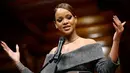 Penyanyi Rihanna berpidato setelah menerima penghargaan Humanitarian of the Year 2017 dari Universitas Harvard di Cambridge, (28/2). Rihanna meraih penghargaan berkat perannya di berbagai kegiatan amal dan sosial. (AP Photo/Steven Senne)