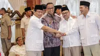 Ketum Partai Gerindra Prabowo Subianto (kiri) bersalaman dengan Anies Baswedan (kedua kiri), Sudirman Said (kedua kanan) dan Ferry Juliantono usai pengumuman Cagub Jawa Tengah di Rumah Kertanegara, Jakarta, Rabu (13/12). (Liputan6.com/Faizal Fanani)