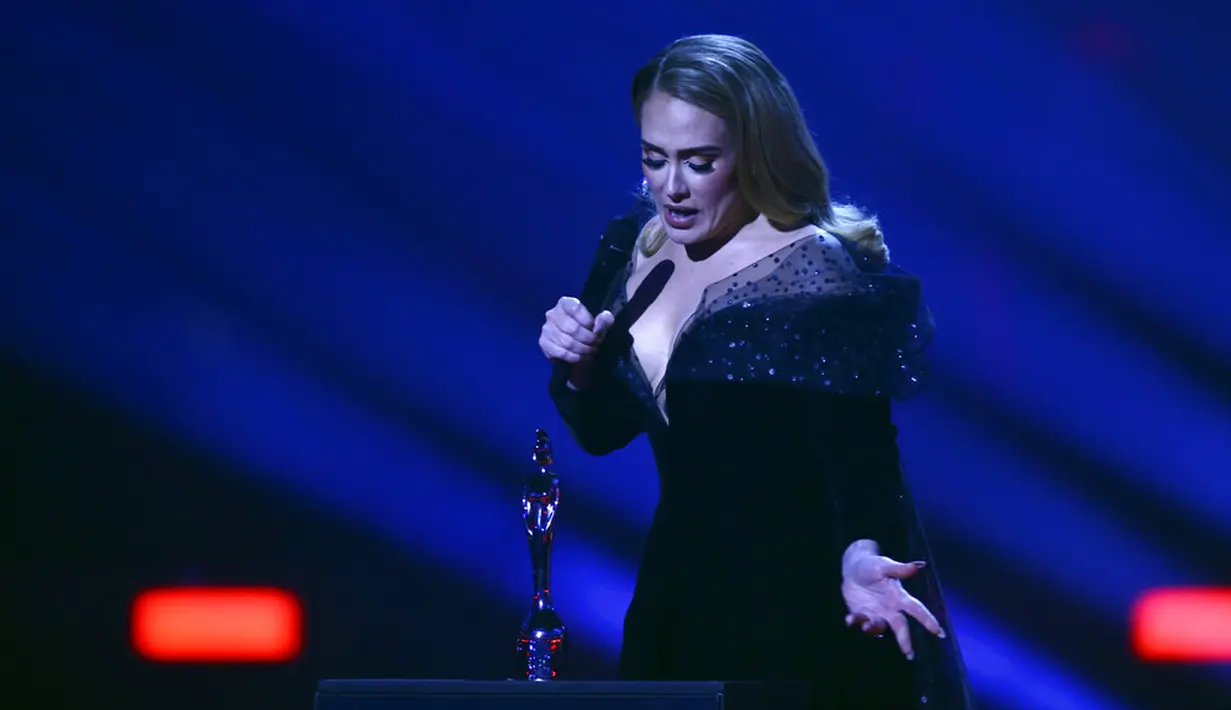 Adele menerima penghargaan Song of the Year pada BRIT Awards 2022 di London, Inggris, 8 Februari 2022. Lagu Easy on Me yang menjadi momentum Adele kembali setelah lima tahun, meraih Song of the Year pada BRIT Awards 2022. (Photo by Joel C Ryan/Invision/AP)