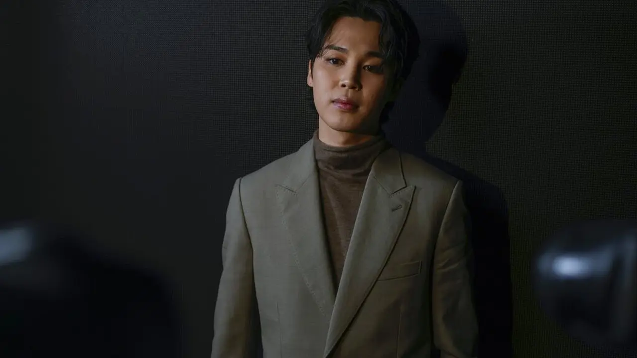 Jimin BTS menghadiri fashion show Dior di Paris, 20 Januari 2023