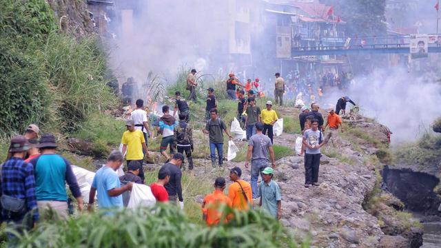 Relawan bersihkan Sungai Ciliwung (Liputan6/Achmad Sudarno)