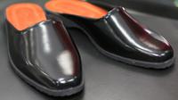 Selop yang akan digunakan Selvi-Gibran merupakan produk buatan tangan dari toko sepatu lawas di Solo. (Reza Kuncoro/Liputan6.com)