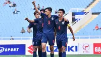 Timnas Thailand U-23 merayakan kemenangan atas Timnas Indonesia U-23 di laga pembuka Grup K Kualifikasi Piala AFC U-23 2020 di Stadion My Dinh, Hanoi, Jumat (22/3/2019). (Bola.com/Dok. AFF)