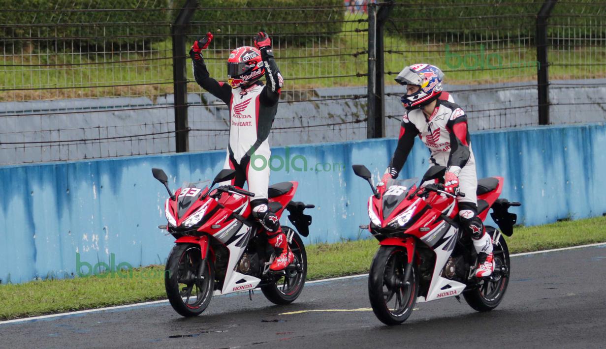 Dani Pedrosa dan Marc Marquez beraksi didepan ribuan penonton dengan motor Honda CBR 150 di Sentul, Bogor, Minggu (14/2/2016). (Bola.co/Nicklas Hanoatubun)
