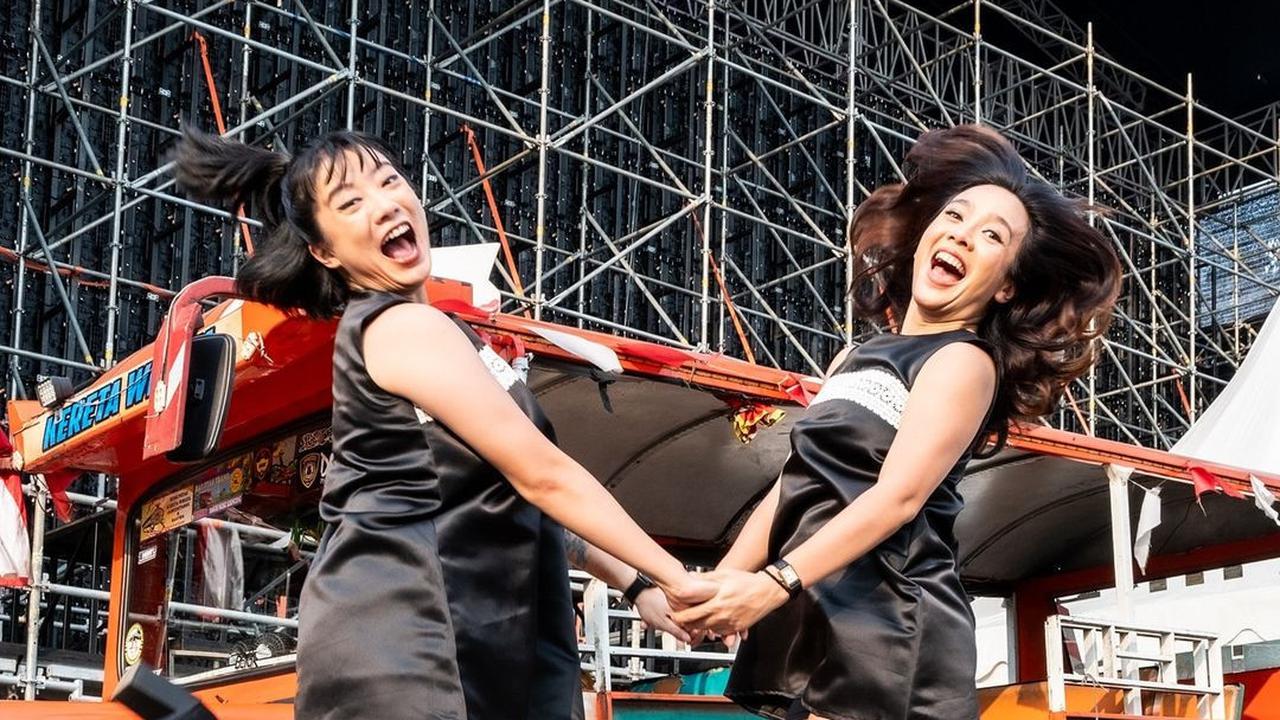 7 Potret Leony dan Dea Ananda Tampil di Synchronize, Kostumnya Bikin Nostalgia - Milenial Pasti Relate