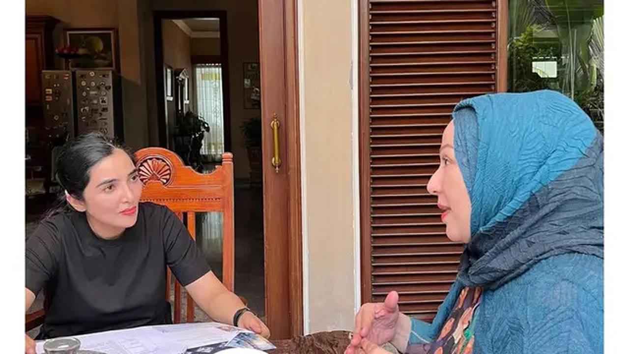 5 Potret Teras Semi Terbuka Rumah Camelia Malik, Bernuansa Klasik dan Tropis