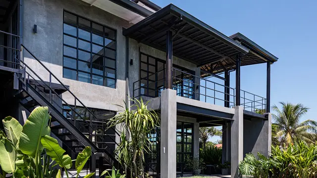 Rumah Semen Ekspos Sederhana yang Cocok untuk Iklim Tropis (AI)