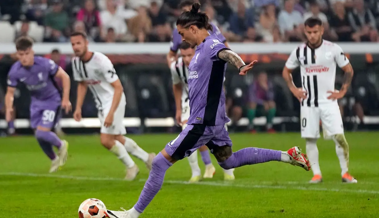Bermain di kandang sendiri, LASK langsung menekan pertahanan LIverpool. Dan, pada menit ke-14, mereka berhasil mencetak gol kejutan. Bola lambung umpan Horvath diselesaikan Flecker dengan tendangan terarah. (AP Photo/Matthias Schrader)