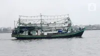 Kapal tangkap ikan GT 30 terlihat di Pelabuhan Muara Baru dan Pelabuhan Angke, Jakarta, Sabtu (9/10/2021). Dengan terbitnya PP Nomor 85 Tahun 2021, PNBP untuk para nelayan mengalami kenaikan sebesar 600 persen dari tarif biasanya. (merdeka.com/Imam Buhori)