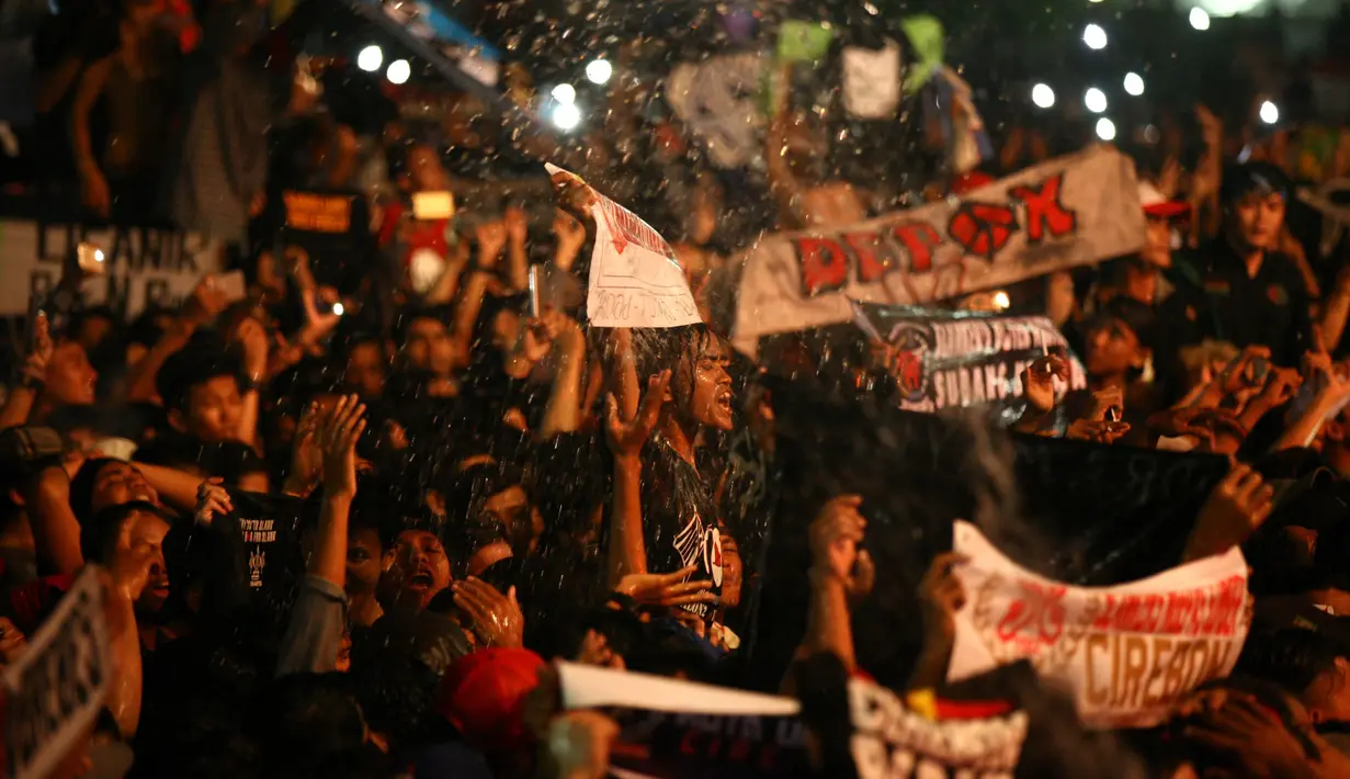 Dari spanduk yang dibawa, para slankers ini datang dari berbagai kota. Selain Slankers dari Jabotabek, slankers juga datang dari Palembang, Lampung, Medan, Bandung, Brebes, Cirebon dan masih banyak lagi. (Nurwahyunan/Bintang.com)