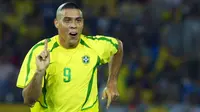 Ronaldo Nazario merupakan salah satu pemain terbaik di dunia. Ia kedapatan buang air kecil ketika pertandingan antara Brasil melawan Hungaria di penyisihan grup D Olimpiade Atlanta tahun 1996. Bukannya langsung lari ke toilet, ia malah pipis di tengah lapangan. (Foto: AFP/Gabriel Bouys)