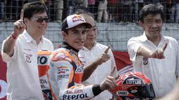 Marc Marquez berpose bersama petinggi Honda seusai menjajal lintasan Sirkuit Sentul sebanyak empat lap dengan motor New Honda CBR 250RR. Selasa (25/10/2016). (Bola.com/Reza Bachtiar)
