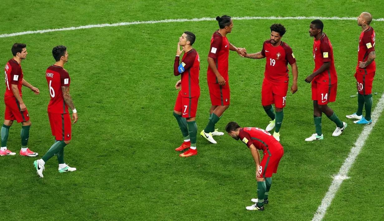 Bintang Portugal, Cristiano Ronaldo, bersama rekan-rekannya tampak sedih usai negaranya tersingkir dari semifinal Piala Konfederasi di Kazan Arena, Kazan, Rabu (28/6/2017). Portugal kalah adu penalti 0-3 dari Cile. (EPA/Tolga Bozoglu)