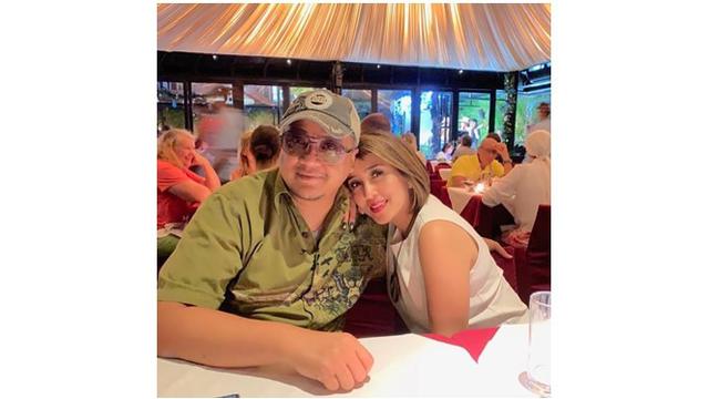 Dede mempersunting Sendy pada 1999 silam, sudah 3 dekade lebih keduanya terlihat makin romantis.