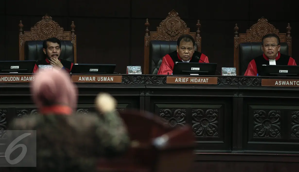 Majelis Hakim mendengarkan kesaksian Wali Kota Surabaya Tri Rismaharini dalam sidang lanjutan di Mahkamah Kostitusi Jakarta, Rabu (8/6). Risma menjadi saksi terkait gugatan pengelolaan SMK/SMA oleh Pemprov Jawa Timur. (Liputan6.com/Faizal Fanani)