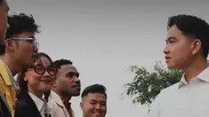 Wapres Gibran Rakabuming mengajak perwakilan mahasiswa ikut kunjungan kerja ke Ende, Gorontalo, dan Papua, Kamis (18/6/2026).

Tujuannya mengawal langsung dan memperkuat pengawasan tata kelola program Makan Bergizi Gratis (MBG) serta Koperasi Desa Merah Putih (KDMP) di lapangan.

Langkah kolabora...