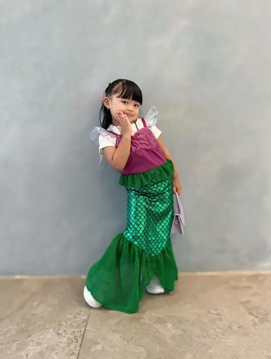 Tetap terlihat santun, Ameena Atta kenakan t-shirt putih di balik kostum mermaid-nya [@aurel.hermansyah]