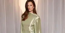 Grace Gummer mengenakan gaun Dior berbahan sutra warna hijau pastel dan emas, yang dipercantik dengan detail kain tule yang halus serta aksen pita di bagian samping. Ditambah dengan pulasan makeup dari Dior Beauty. / Foto dok: Dior.