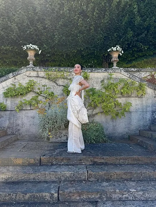 Untuk kamu yang sedang mencari inspirasi gaya kondangan yang sophisticated namun tetap praktis, penampilan Raline Shah ini bisa jadi referensi ideal. Elegan, versatile, dan tetap memancarkan aura percaya diri yang tak tergantikan.  [@digo.design].