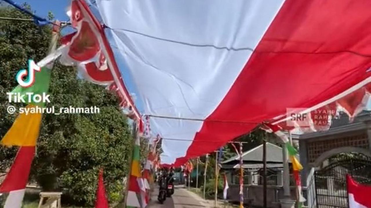 Aksi Warga di Desa Lemahsugih Majalengka Semarakkan HUT RI ke-79, Tutup Jalanan dengan Bendera Merah Putih