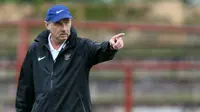 Alfred Riedl pernah ditunjuk melatih PSM di awal ISL 2015, tetapi lantas mundur dengan alasan kesehatan. (Bola.com/Ahmad Latando)