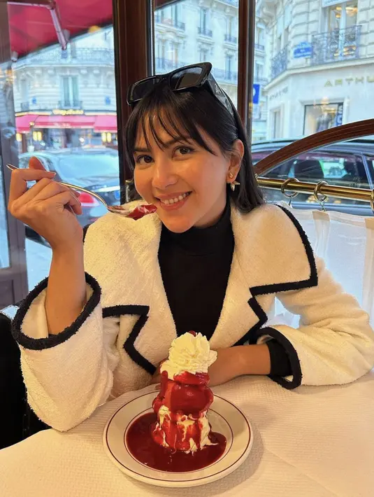 Jaket dengan nuansa hitam dan putih jadi fashion statement yang tak lekang oleh waktu. [Foto: Instagram/ Jessica Mila]