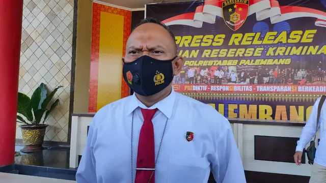 Pria Tanpa Busana Terekam Kamera CCTV Saat Mencuri di Palembang
