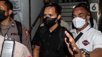 Ajudan Irjen Pol Ferdy Sambo, Bhayangkara Dua Richard Eliezer Pudihang Lumiu atau Bharada E (baju hitam) berjalan keluar usai pemeriksaan di Kantor Komnas HAM, Jakarta, Selasa (26/7/2022). Bharada E  dimintai keterangan terkait tewasnya Brigadir J alias Nofriansyah Yosua Hutabarat. (Liputan6.com/Johan Tallo)
