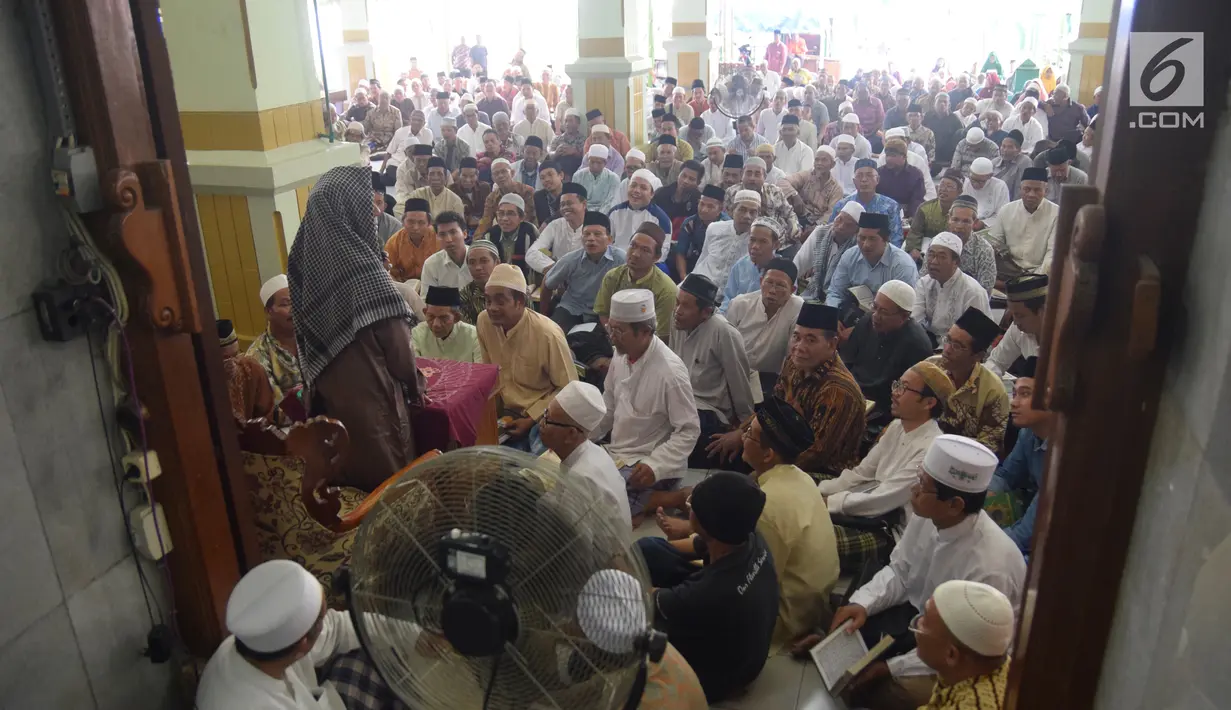Suasana pembacaan Alquran di Masjid Kauman Semarang, Senin (29/5). Jamaah yang datang meluber hingga memadati serambi masjid untuk mengikuti fadillah atau pengajian Al qur'an 30 juz yang dipimpin oleh KH Muhammad Naqib Nur. (Liputan6.com/Gholib)