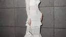 Salah satunya saat tampil dengan dress semi transparan serba putih dari Chanel. Gaun rajutan ini memiliki detail ruffle yang khas. [@laurabas]