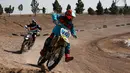 Aksi Behnaz Shafiei saat latihan di Parand, Teheran (27/2). Crosser cantik 28 tahun itu merupakan pembalap perempuan pertama di Iran. (AFP PHOTO/Atta Kenare)