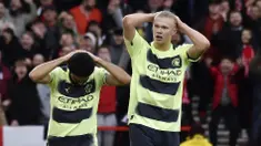 Pemain Manchester City, Ilkay Gundogan dan Erling Haaland tampak kecewa setelah gagal mencetak gol ke gawang Nottingham Forest pada laga pekan ke-24 Premier League di City ground pada Sabtu (18/2/2023). City hanya mampu bermain imbang dari tim promosi. (AP Photo/Rui Vieira)