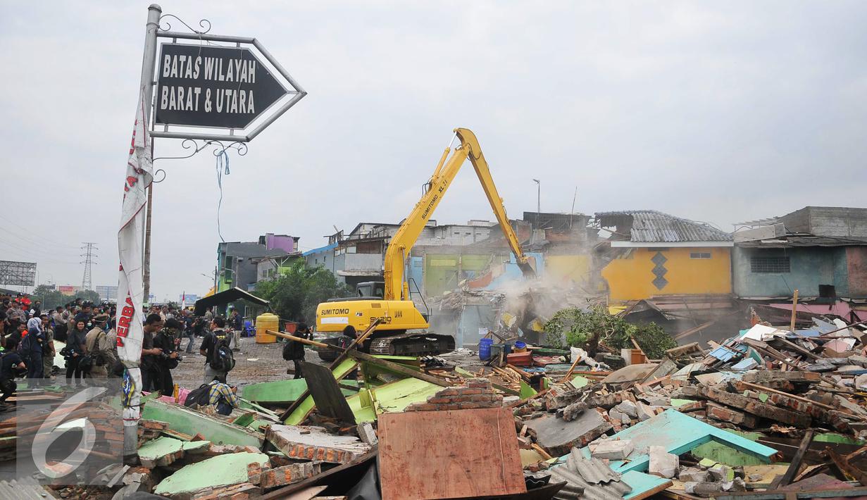 Alat berat merobohkan bangunan di kawasan prostitusi Kalijodo, Jakarta Utara, Senin (29/2). Puluhan bangunan di kawasan tersebut mulai rata dengan tanah serta menjadi tontonan warga. (Liputan6.com/Gempur M Surya)