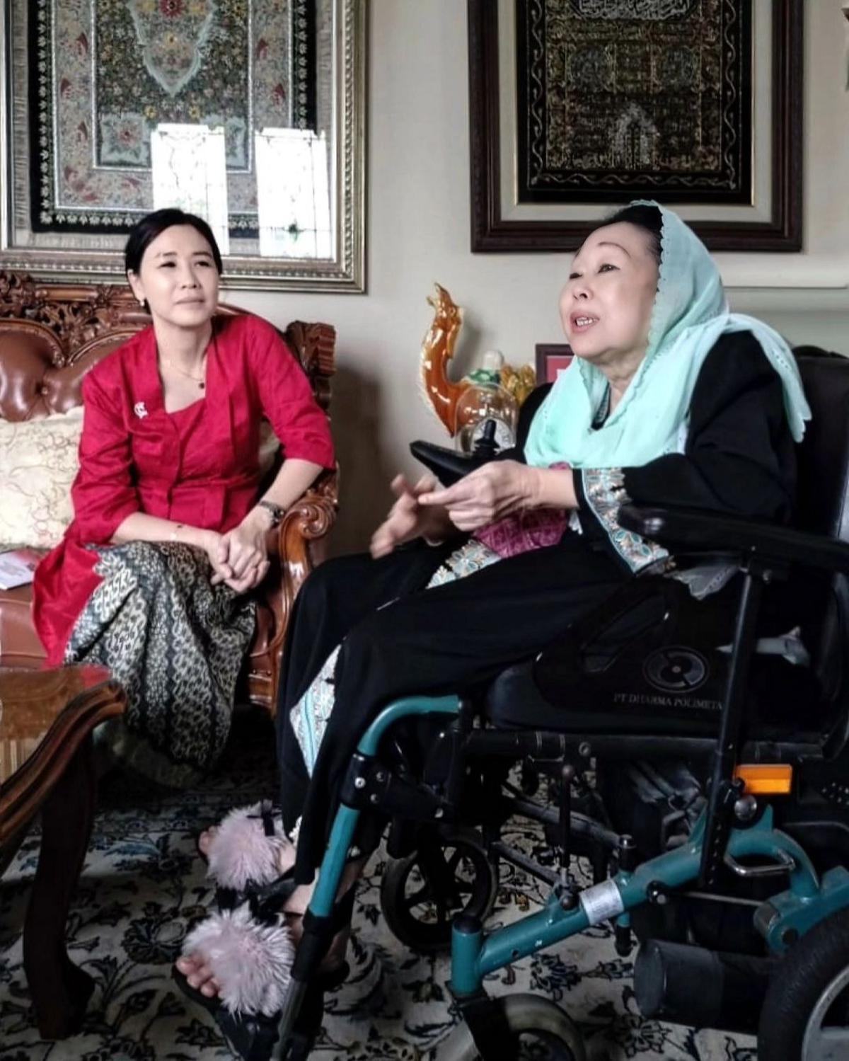 Cantiknya Veronica Tan Berkebaya Merah Bertemu Sinta Nuriyah