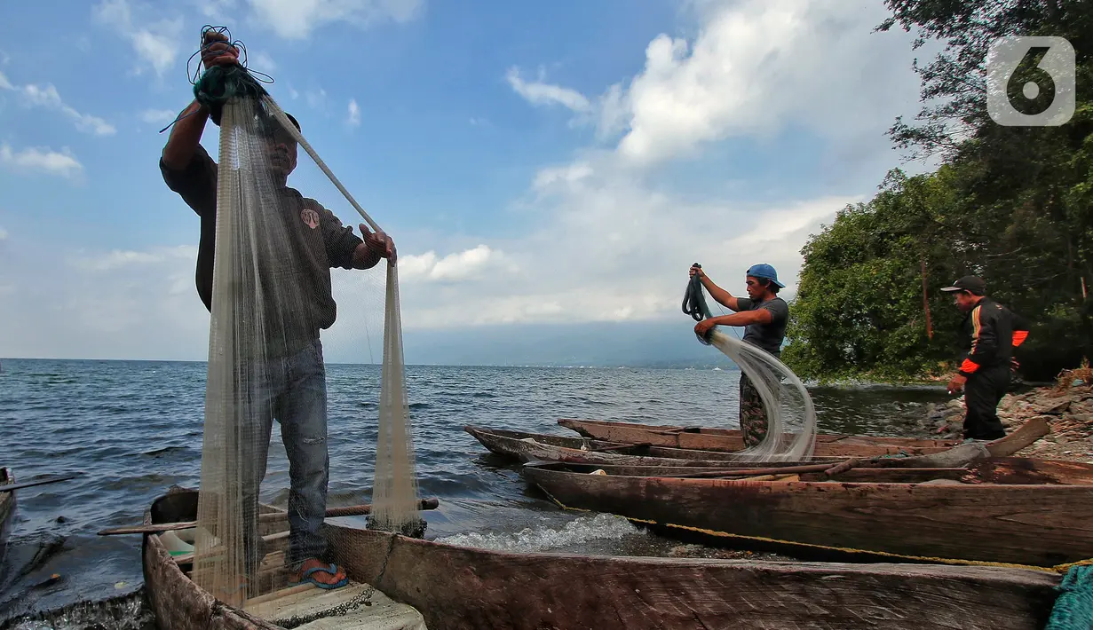 Respons masyarakat terhadap produk olahan ikan bilih dari Danau Singkarak secara umum sangat positif. Keunikan rasa ikan bilih yang khas dan kelezatan olahannya menjadi daya tarik tersendiri bagi para penggemar kuliner. (Liputan6.com/Angga Yuniar)