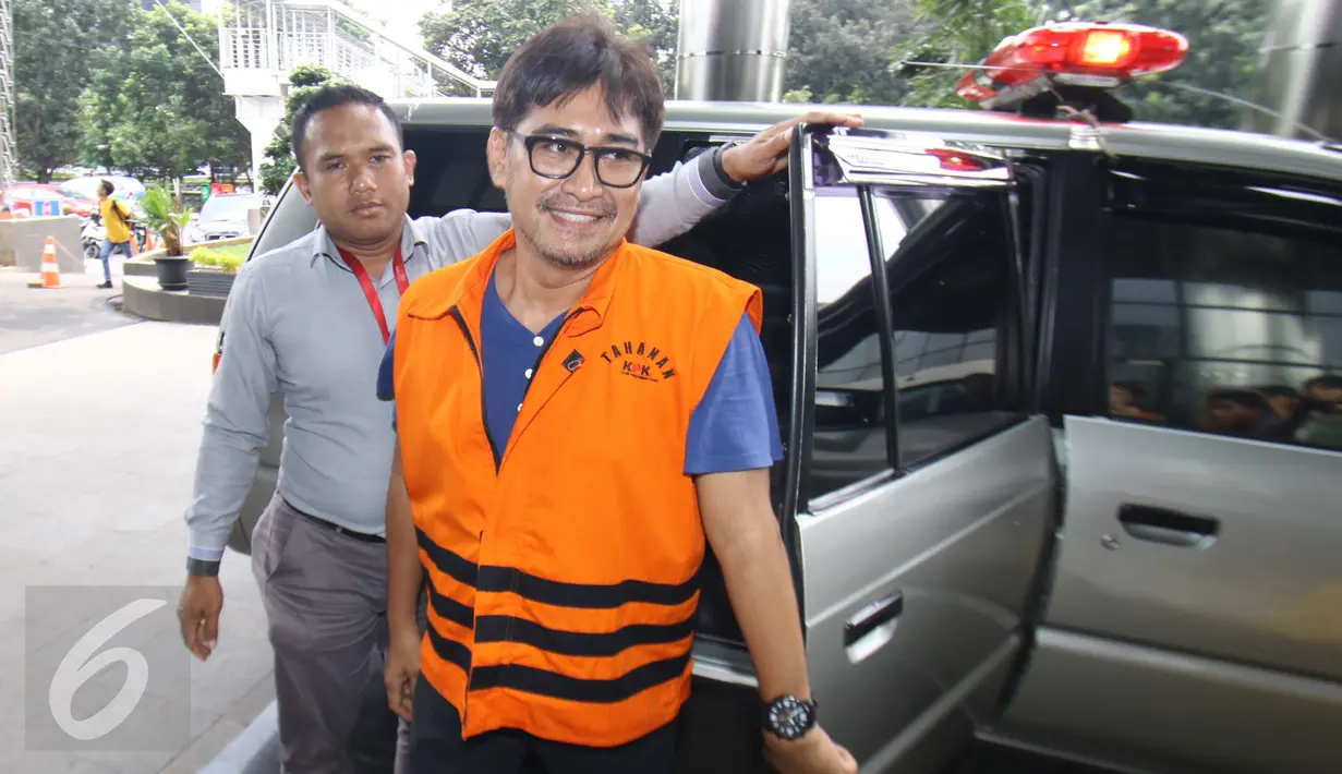 Andi Zulkarnaen Mallarangeng alias Choel Mallarangeng setibanya di Gedung KPK, Jakarta, Selasa (14/2). Tersangka kasus dugaan korupsi proyek Hambalang itu menjalani pemeriksaan perdana setelah resmi menjadi tahanan KPK. (Liputan6.com/Helmi Afandi)