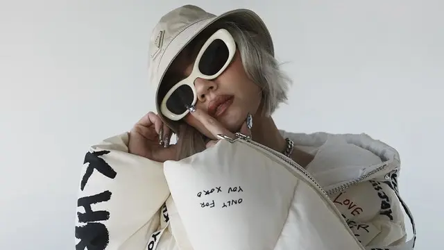 Potret Terbaru Agnez Mo dari Rambut Abu-Abu Hingga Wajahnya